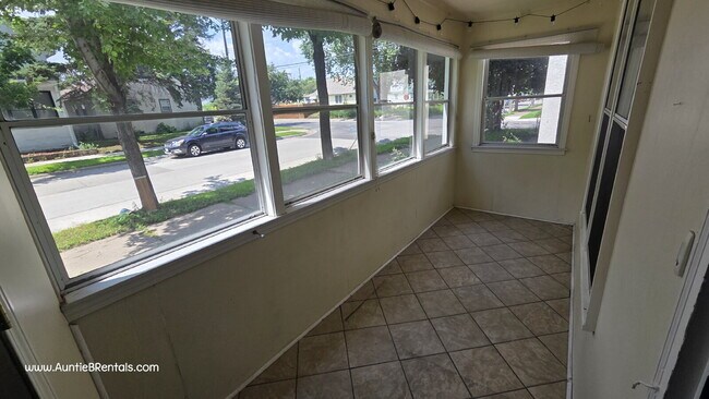 Foto del edificio - 2BR/1BA Duplex in NE Minneapolis 8/1 move in