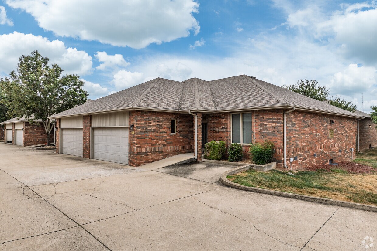 Foto principal - Kickapoo Prairie Retirement