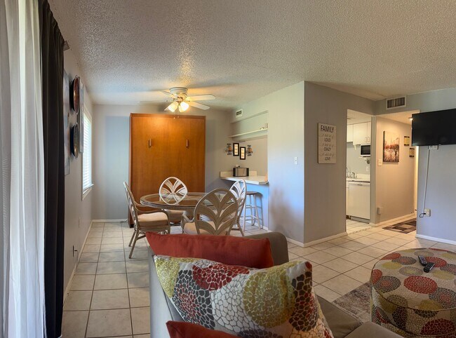 Foto del edificio - 4215 E Bay Dr