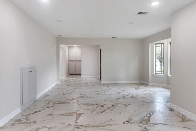 Building Photo - 7711 Antoine Dr
