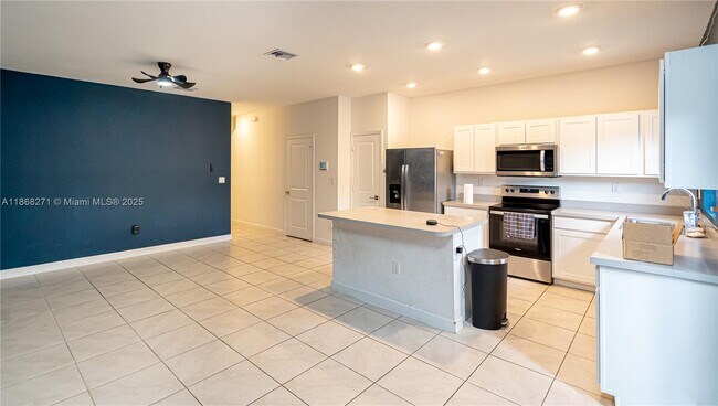 Building Photo - 1141 SW 6th Ct