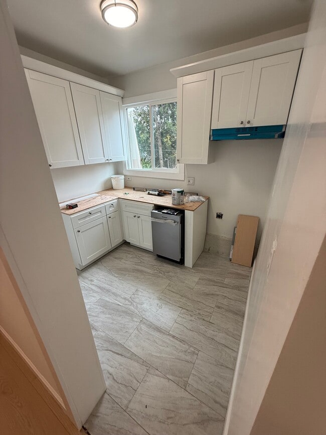 Building Photo - 1700 Le Roy Ave