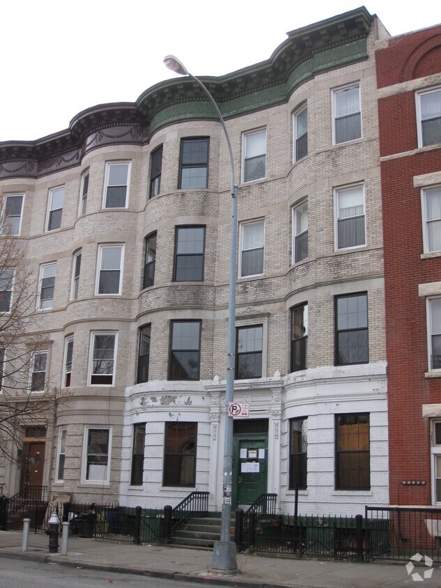 Building Photo - 654 Park Pl