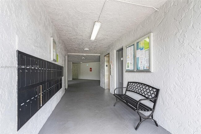 Foto del edificio - 9091 Lime Bay Blvd