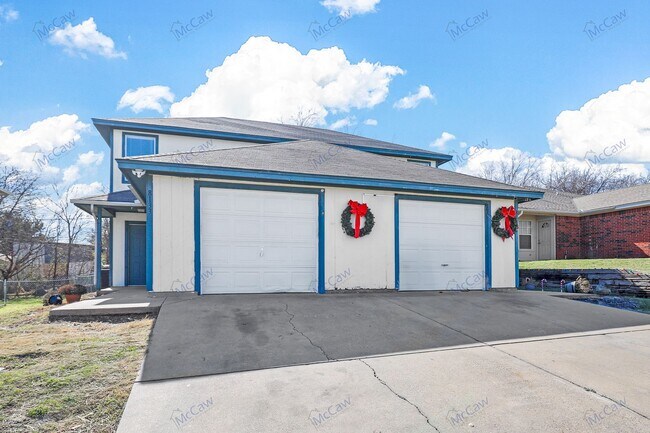 Foto del edificio - Cute 2/2/1 2-Story Duplex in Fort Worth! *...