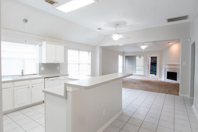 Building Photo - 1722 Red Oak Terrace