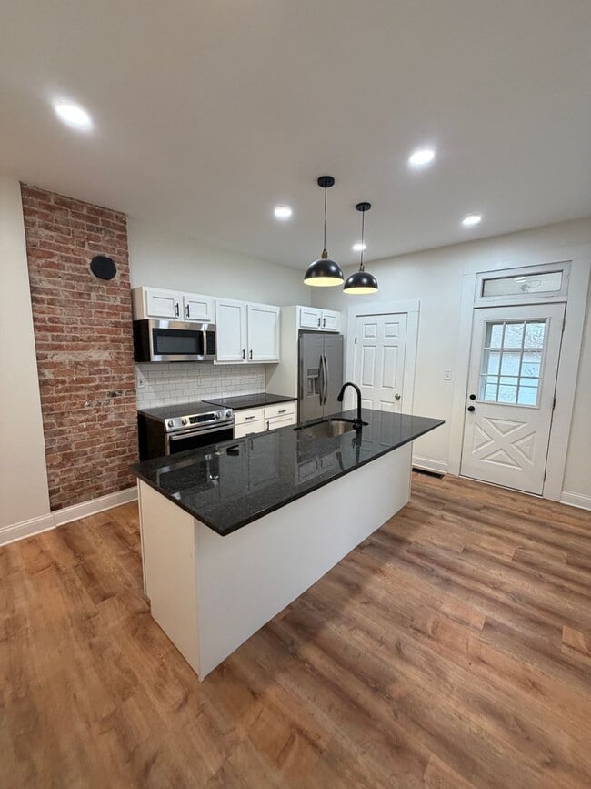 Building Photo - 441 E Whittier St