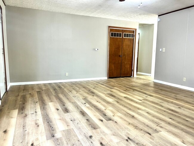 Building Photo - Great Space, Convenient Location