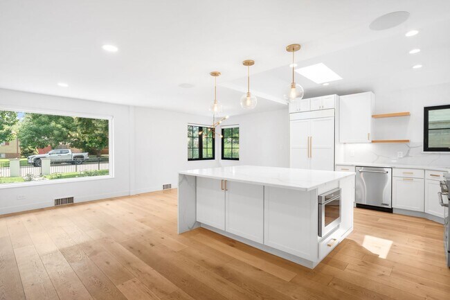 Building Photo - LUX 3BD, 2BA Belcaro Home with 2-Car Garage