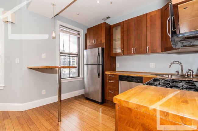 Foto del edificio - Convenient South End Location, Central Heat/AC, In-Unit Washer and Dryer, Private Deck.