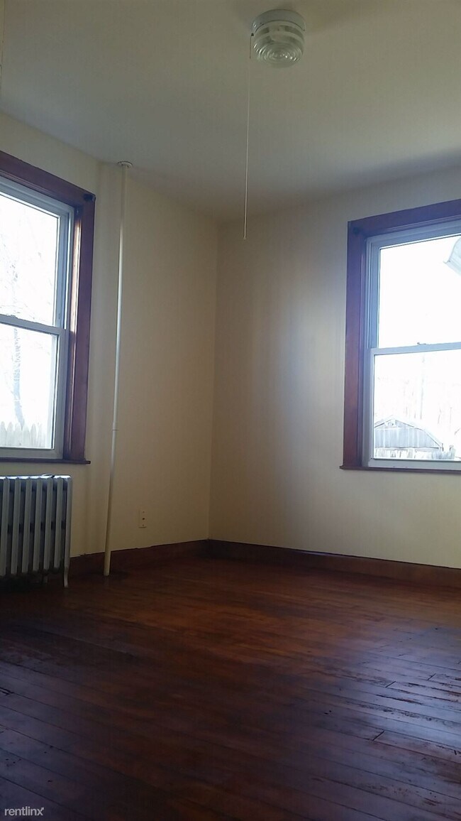 Foto del edificio - 3 br, 1 bath Duplex - 54 Victoria St Apt 1 1