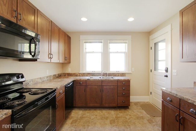 Building Photo - 5 br, 3 bath Duplex - 845 Cherry St SE