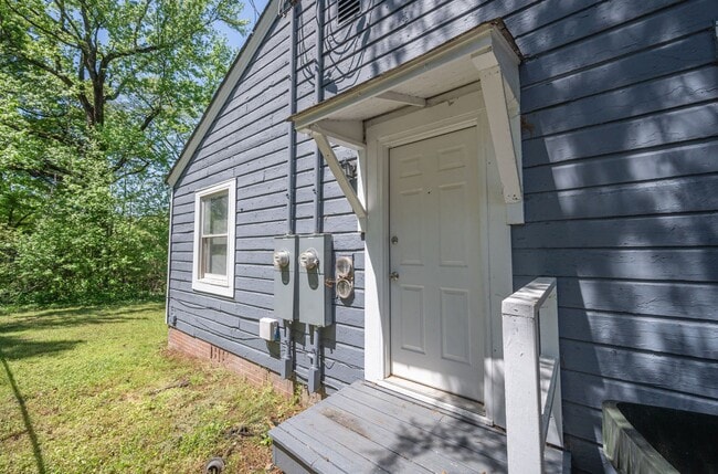 Building Photo - 303 Raynor St