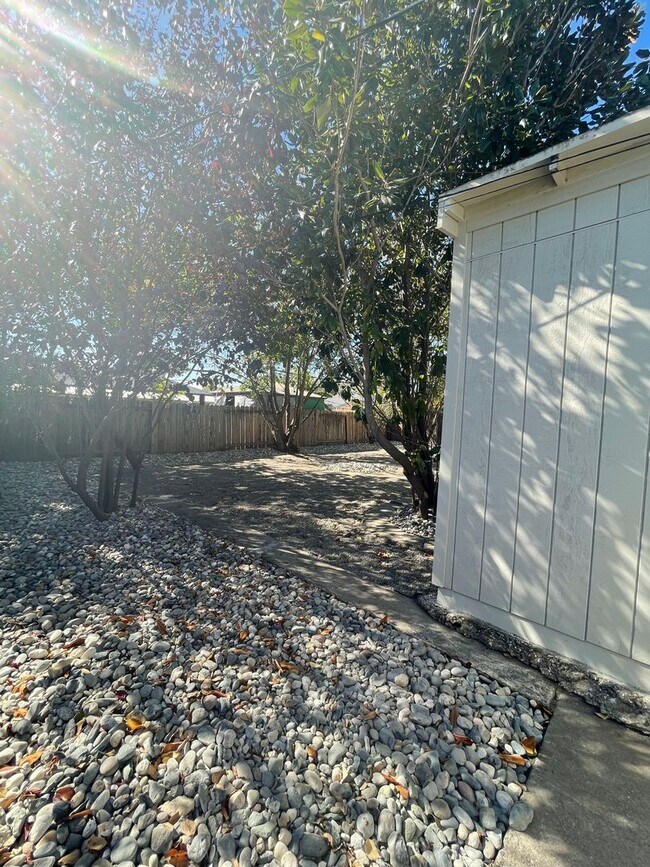 Building Photo - AVAILABLE NOW! 3 BEDROOM/2 BATH IN FAIRFIELD