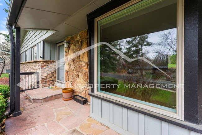Foto del edificio - Spacious Home with Fenced Yard and Washer/...