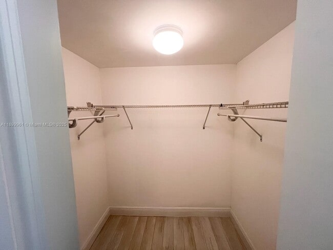 Building Photo - 5510 Lakewood Cir N