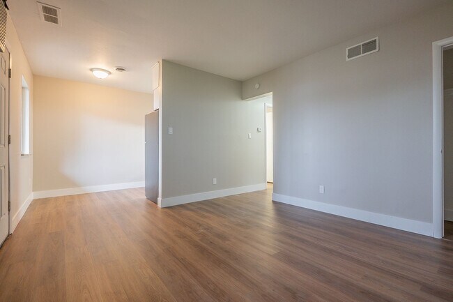 Foto del edificio - 733-743-743 E Wilbeth Rd