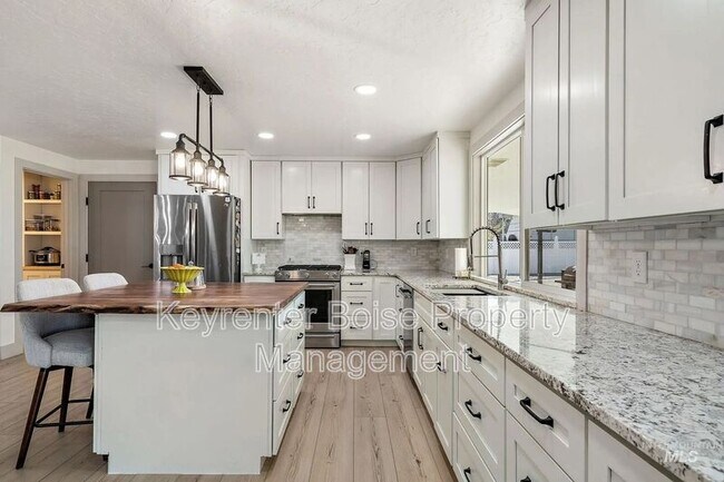Building Photo - 4115 E Meadow Wood Dr
