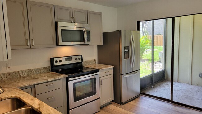 Foto del edificio - Annual UNfurnished renovated ground floor ...