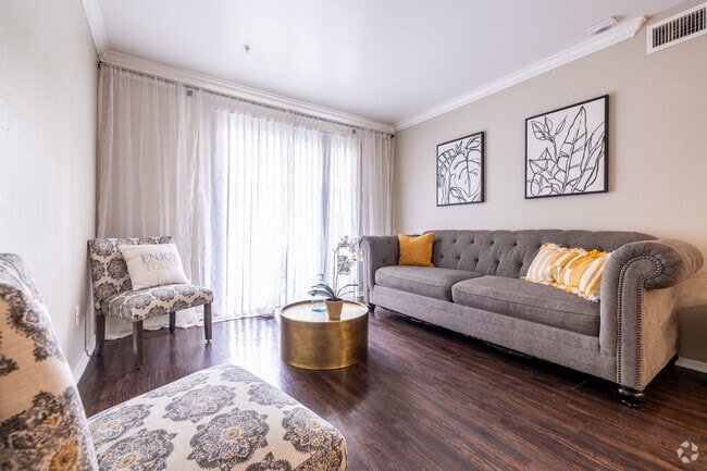 2BR, 2BA - 781SF - Living Room - 333 Holly