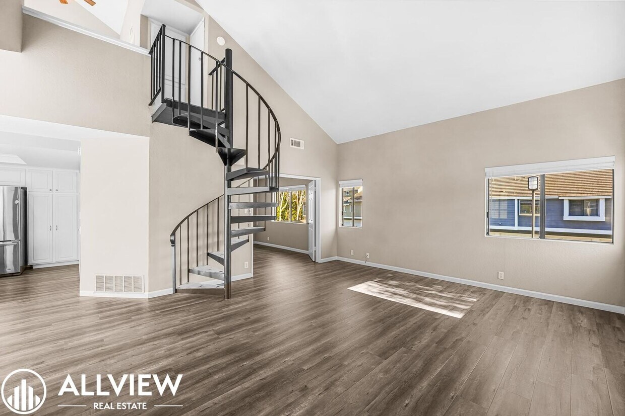 Foto principal - 2 Bedroom, 2 Bathroom Updated Townhome in ...
