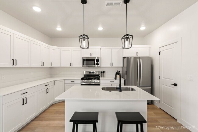 Foto del edificio - Newly Built Townhome with Private Bedroom Near SUU | Utilities Included | Female Housing | $600/M...