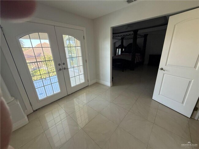 Building Photo - 16 El Jardin St