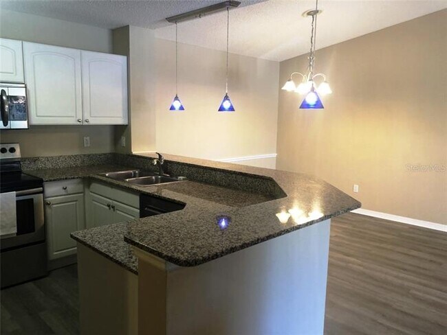 Foto del edificio - 4045 Crockers Lake Blvd