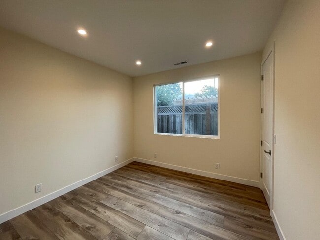 Building Photo - 2563 Briarwood Dr