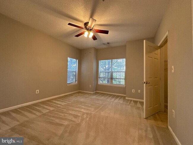 Building Photo - 1700 Lake Shore Crest Dr