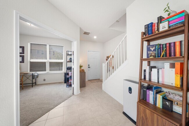 Foto del edificio - Stunning Two-Story Home on Far West Side