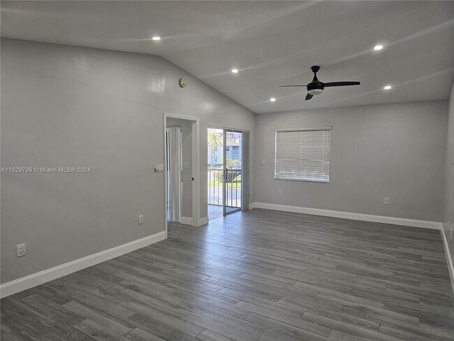 Foto del edificio - 455 NE 210th Cir Terrace