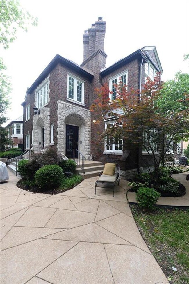 Building Photo - 7572-74 York