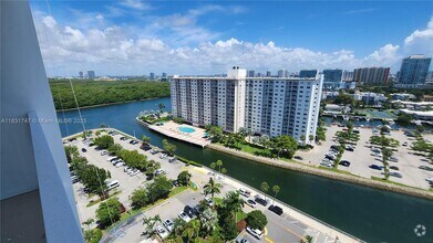 Building Photo - 500 Bayview Dr