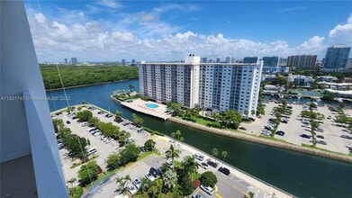 Building Photo - 500 Bayview Dr