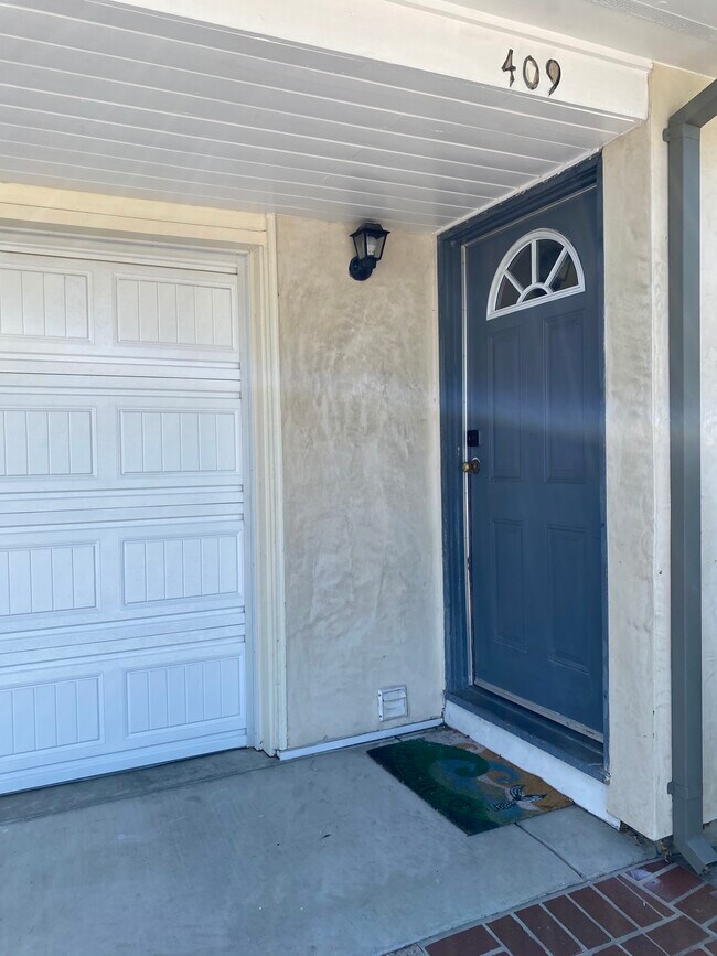 Building Photo - 409 Del Medio Ave