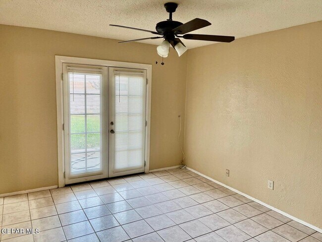 Building Photo - 10421 Ashwood Dr