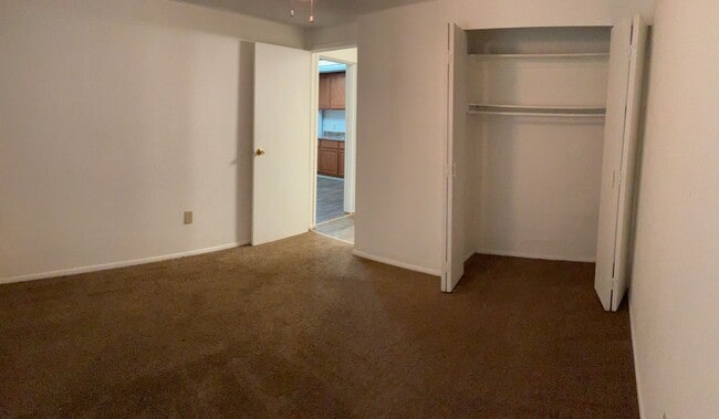 Building Photo - HUGE 1 BEDROOM ! GREAT PRICES! Same Day Ap...