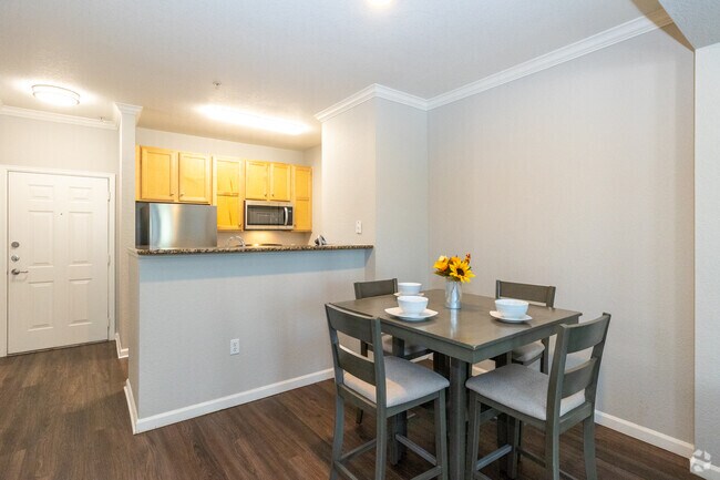 1HAB, 1BA - 706 ft² - Comedor y cocina - Retreat at City Center