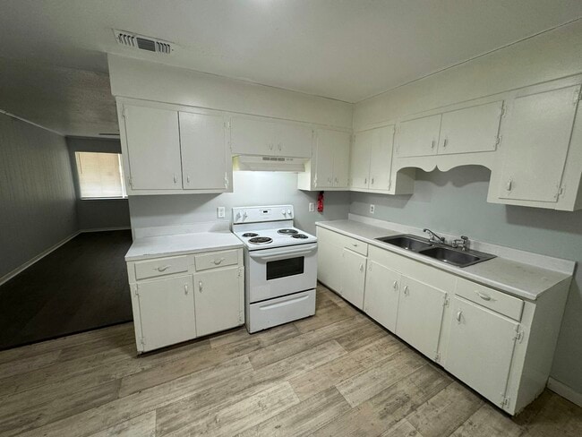 Building Photo - 3826 Lampton Ave