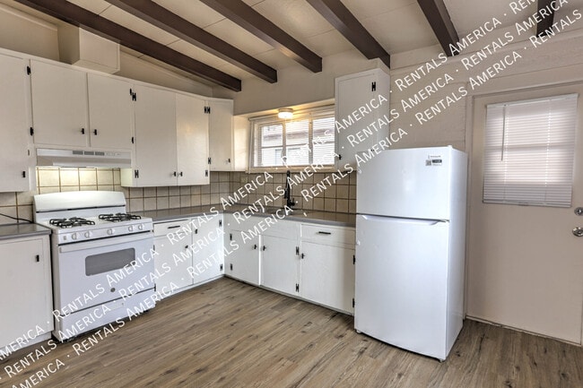 Building Photo - 3040 N Sparkman Blvd