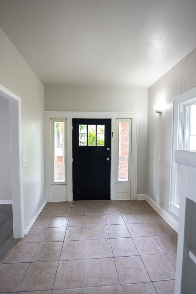 Foto del edificio - 413 E Hazel Ave