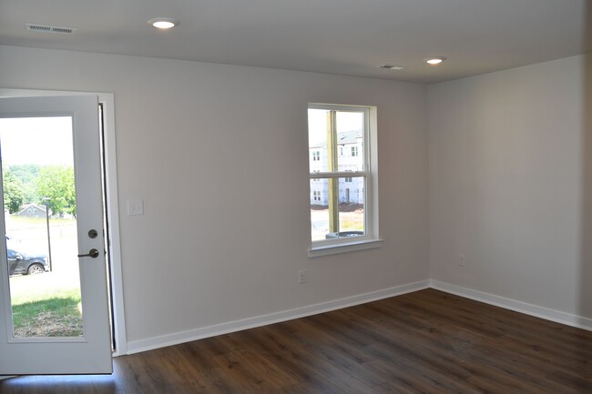 Foto del edificio - 725 Peony Ln