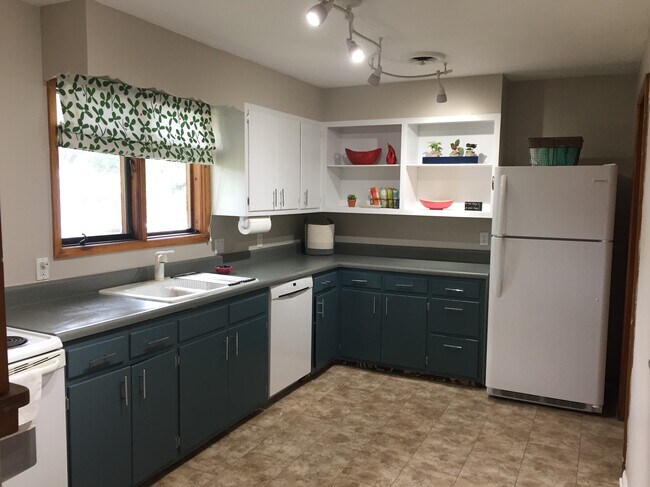 Kitchen - 1603 W John St