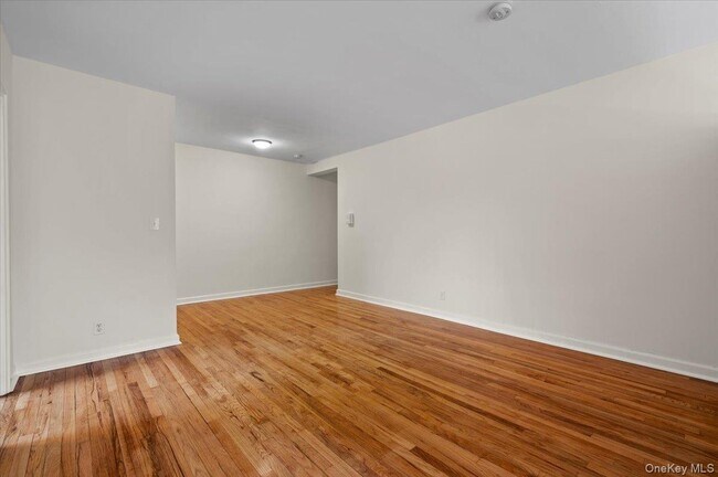 Foto del edificio - 437 Pelham Rd