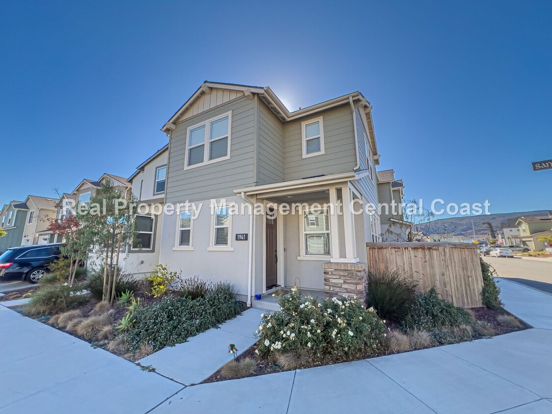 Primary Photo - AVAILABLE DECEMBER - 3 Bedroom/2.5 Bath Sa...