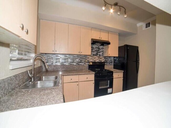 Building Photo - 7135 Oaklawn Dr