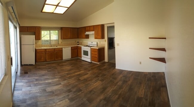 Building Photo - Sparks 3 bed 2 bath 2 car garage home located near The Marina For Rent