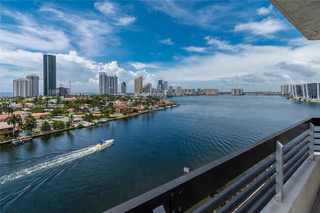 Foto del edificio - 19101 NE 36th Pl