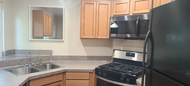 Kitchen new applicances - 175 W I St